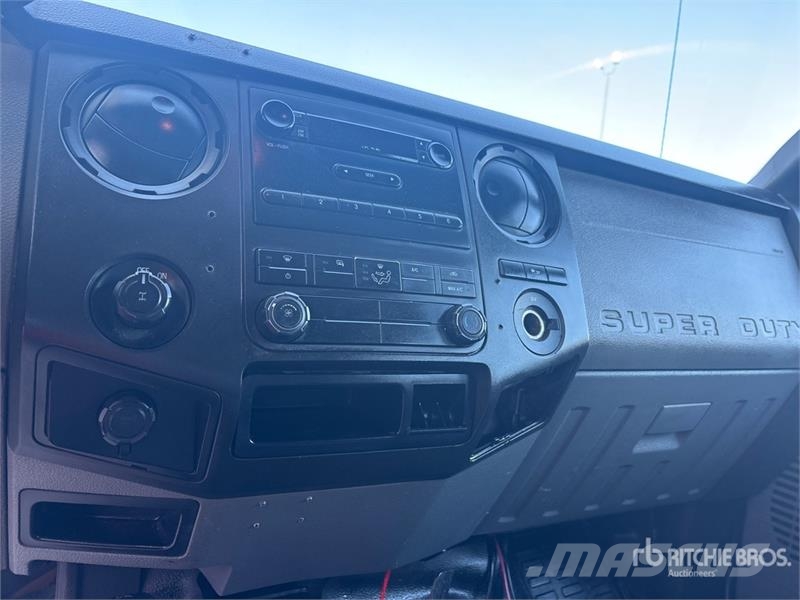 Ford F-250 XL 4x4 Crew Cab Utility Truck Pickup/Sideaflæsning