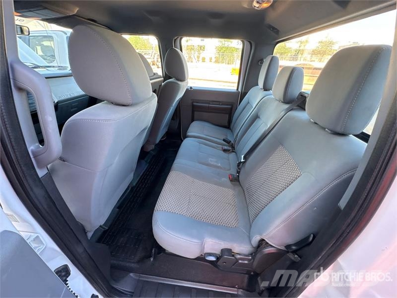 Ford F-250 XL 4x4 Crew Cab Pickup Drugi