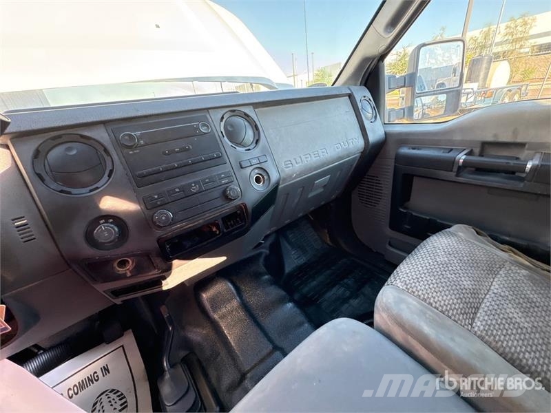 Ford F-250 XL 4x4 Crew Cab Flatbed Truck Tovornjaki s kesonom/platojem