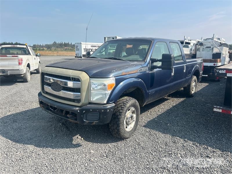 Ford F-250 XL 4x4 Crew Cab Pickup (Inoperable) Muu