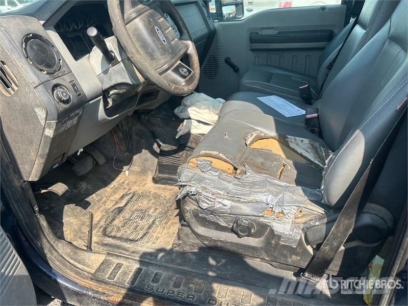 Ford F-250 XL 4x4 Crew Cab Pickup (Inoperable) Muu