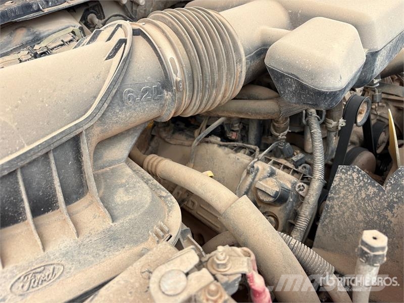 Ford F-250 XL 4x4 Crew Cab Pickup (Inoperable) Ostalo