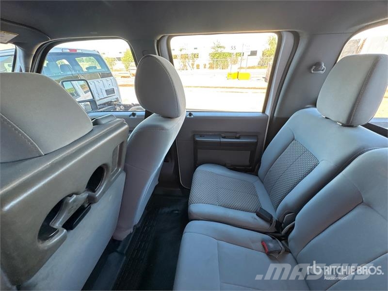 Ford F-250 XL 4x4 Crew Cab Pickup Drugi