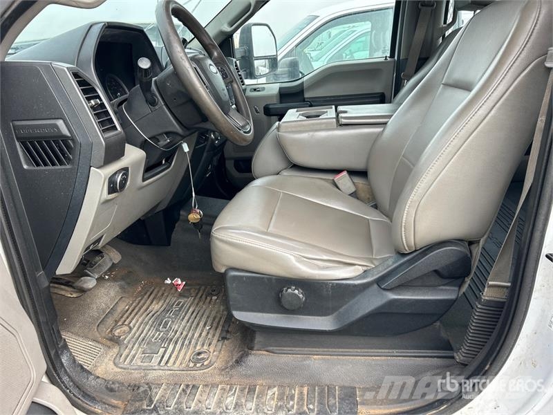 Ford F-250 XL 4x4 Crew Cab Pickup Ostalo