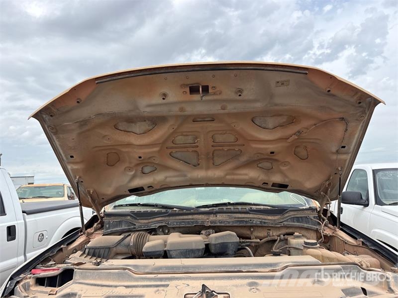 Ford F-250 XL 4x4 Crew Cab Pickup (Inoperable) Ostalo