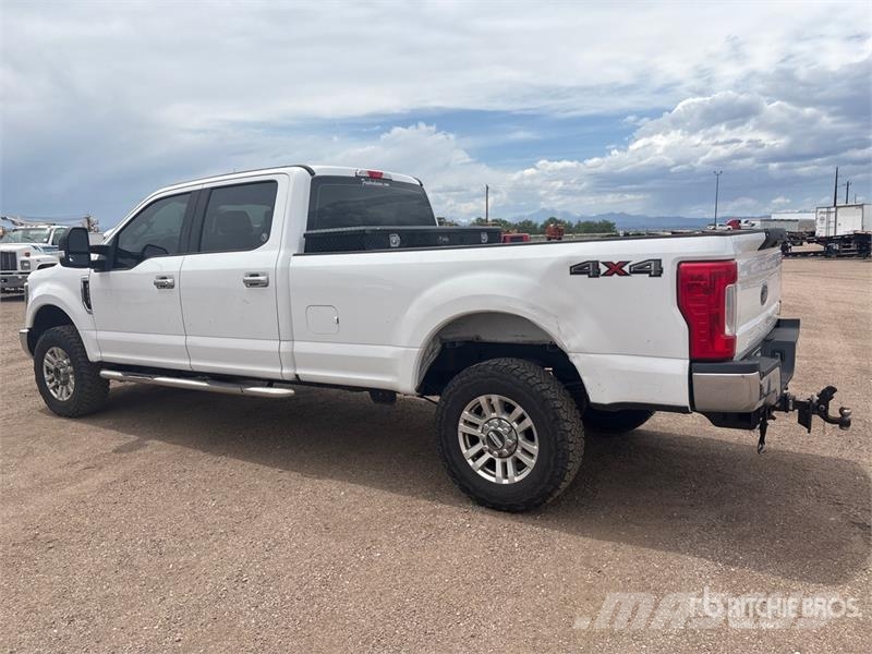 Ford F-250 XL 4x4 Crew Cab Pickup Otros