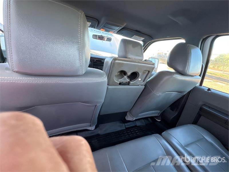 Ford F-250 XL 4x4 Crew Cab Pickup Otros