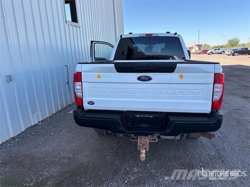 Ford F-250 XL 4x4 Crew Cab Pickup Autre fourgon / utilitaire