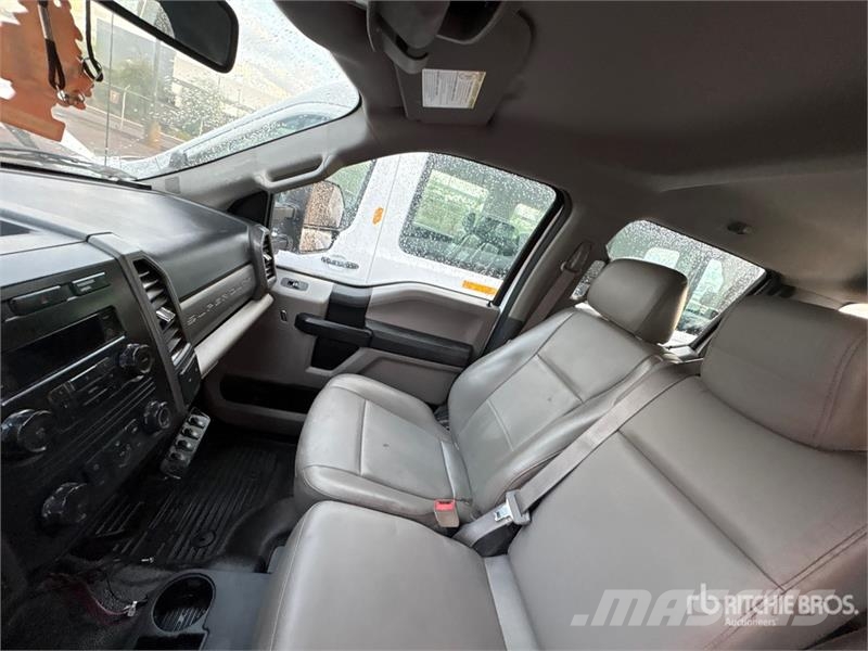 Ford F-250 XL 4x4 Crew Cab Pickup Muu