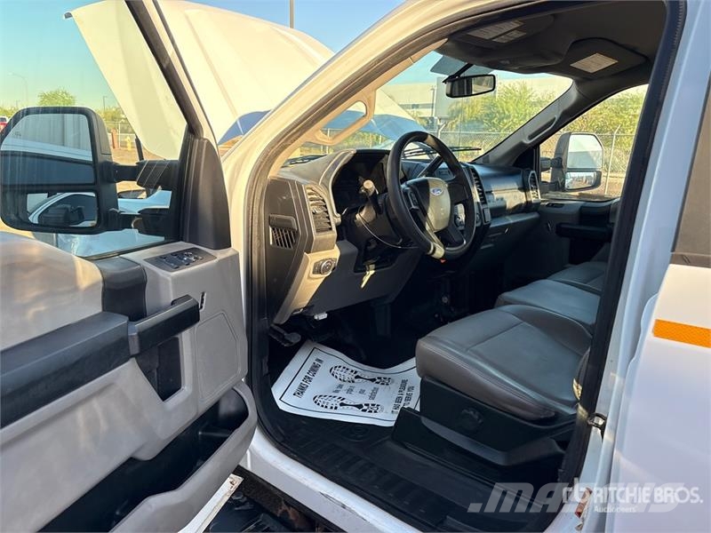 Ford F-250 XL 4x4 Crew Cab Pickup Iné