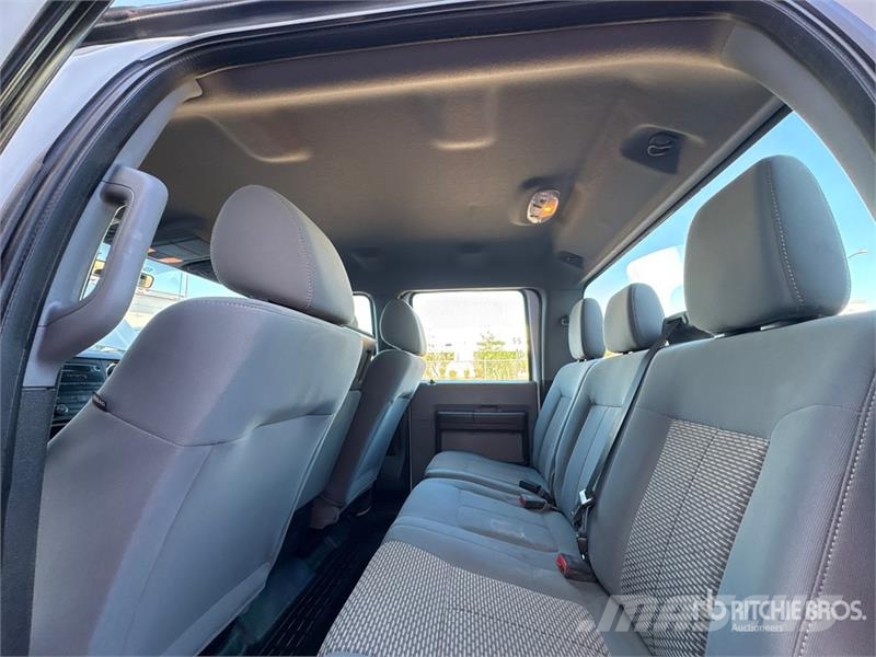 Ford F-250 XL 4x4 Crew Cab Pickup Drugi