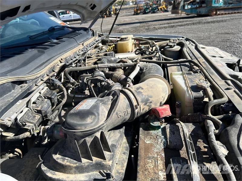 Ford F-250 XL 4x4 Crew Cab Pickup Otros