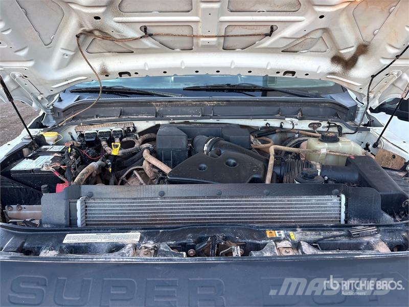 Ford F-250 XL 4x4 Crew Cab Pickup Otros
