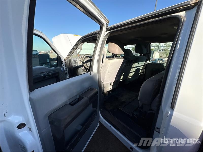 Ford F-250 XL 4x4 Crew Cab Flatbed Truck Tovornjaki s kesonom/platojem