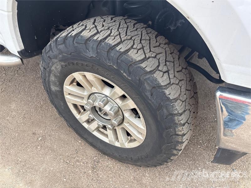 Ford F-250 XL 4x4 Crew Cab Pickup Otros