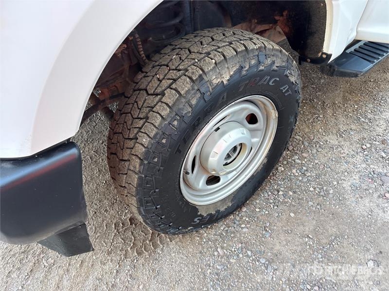 Ford F-250 XL 4x4 Crew Cab Pickup Drugi