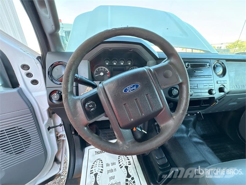 Ford F-250 XL 4x4 Crew Cab Pickup Otros