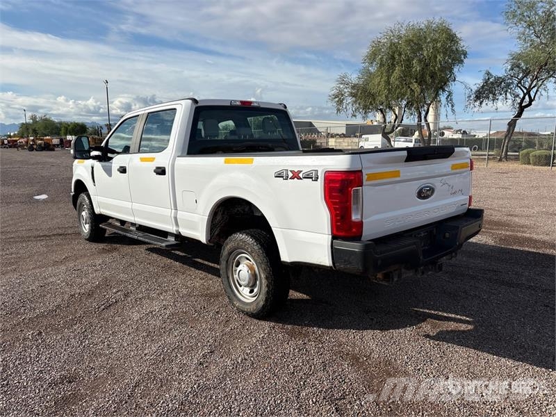 Ford F-250 XL 4x4 Crew Cab Pickup Otros