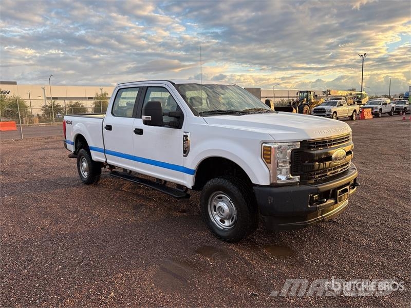 Ford F-250 XL 4x4 Crew Cab Pickup Muu
