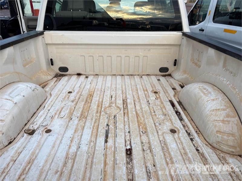 Ford F-250 XL 4x4 Crew Cab Pickup Muu