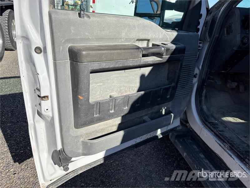 Ford F-250 XL 4x4 Crew Cab Pickup Outro