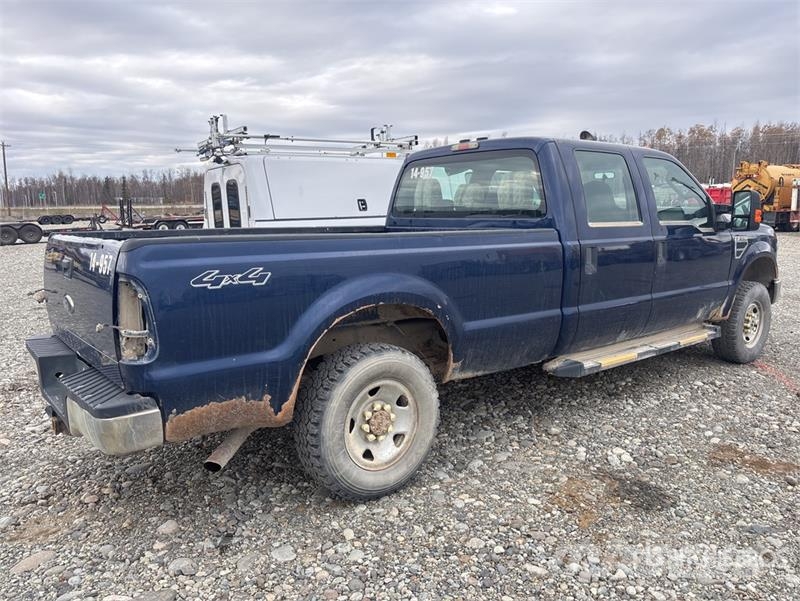 Ford F-250 XL 4x4 Crew Cab Pickup Drugi