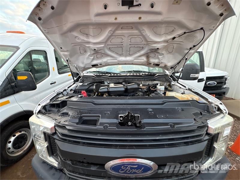 Ford F-250 XL 4x4 Crew Cab Pickup Muu