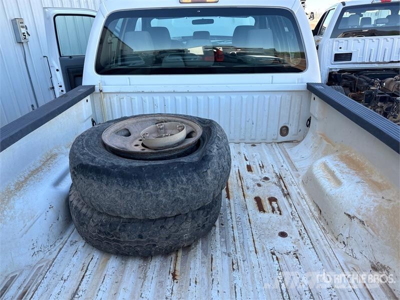 Ford F-250 XL 4x4 Crew Cab Pickup Drugi