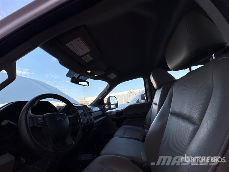 Ford F-250 XL 4x4 Crew Cab Pickup Drugi