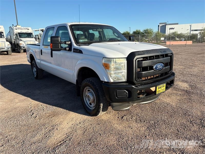 Ford F-250 XL 4x4 Crew Cab Pickup Otros