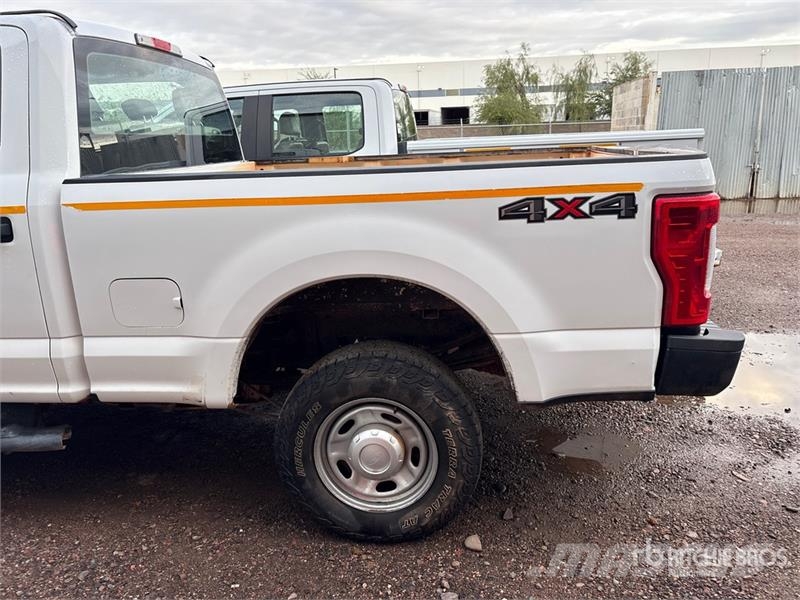Ford F-250 XL 4x4 Crew Cab Pickup 기타