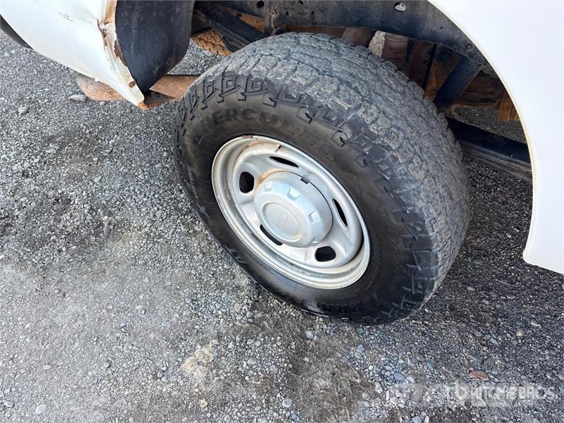 Ford F-250 XL 4x4 Crew Cab Pickup Drugi