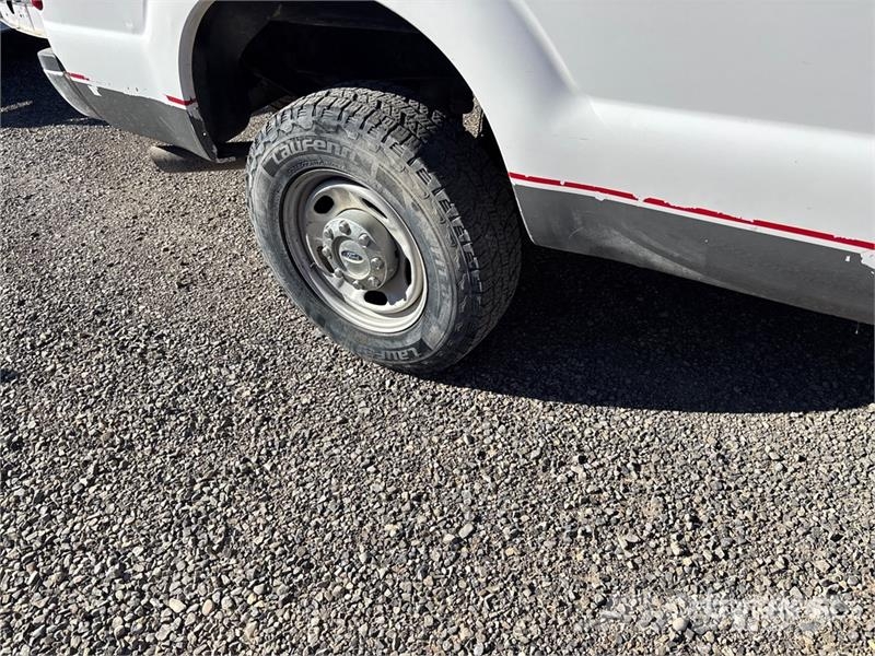 Ford F-250 XL 4x4 Crew Cab Pickup Outro