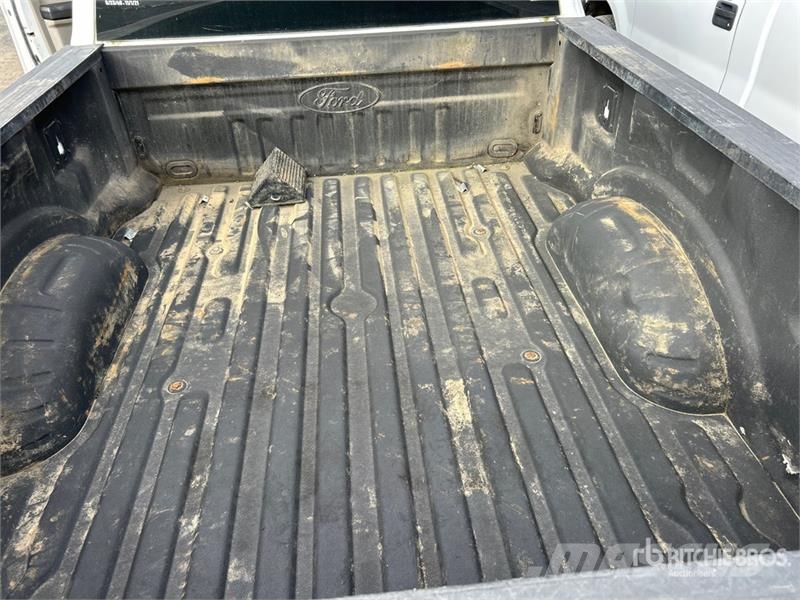 Ford F-250 XL 4x4 Crew Cab Pickup Ostalo