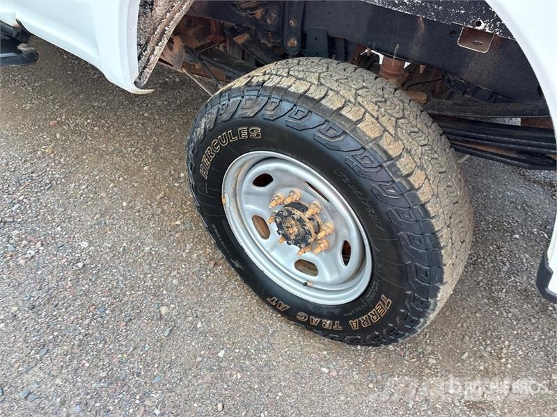 Ford F-250 XL 4x4 Crew Cab Pickup Drugi