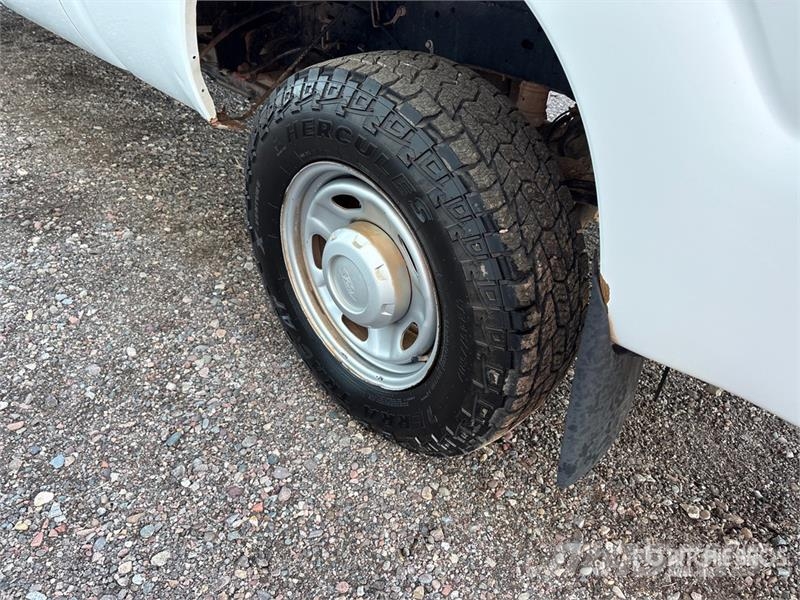Ford F-250 XL 4x4 Crew Cab Pickup Otros