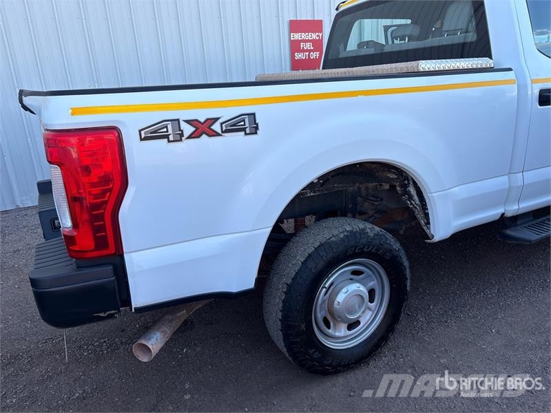Ford F-250 XL 4x4 Crew Cab Pickup Drugi