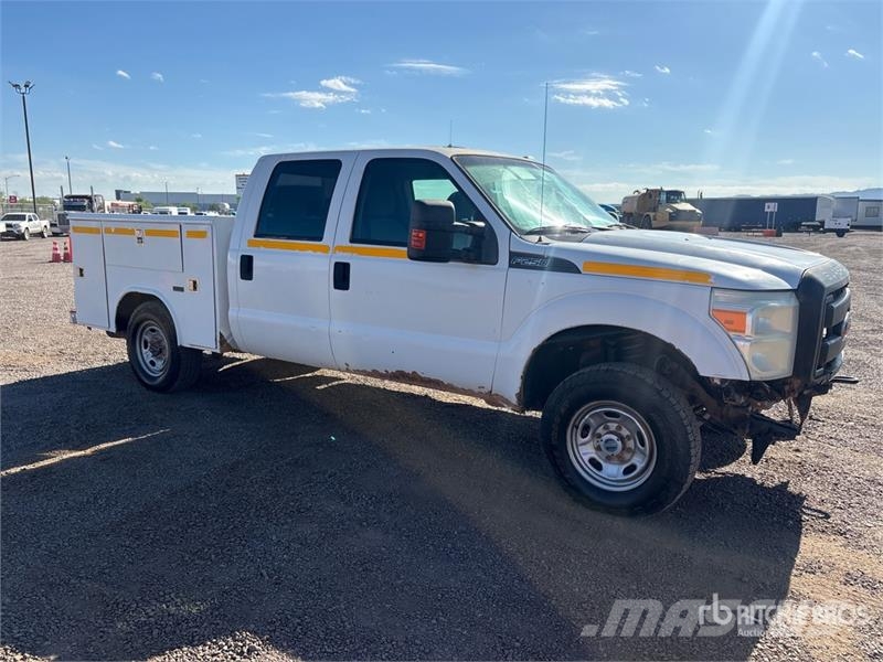 Ford F-250 XL 4x4 Crew Cab Utility Truck Pickup/Sideaflæsning
