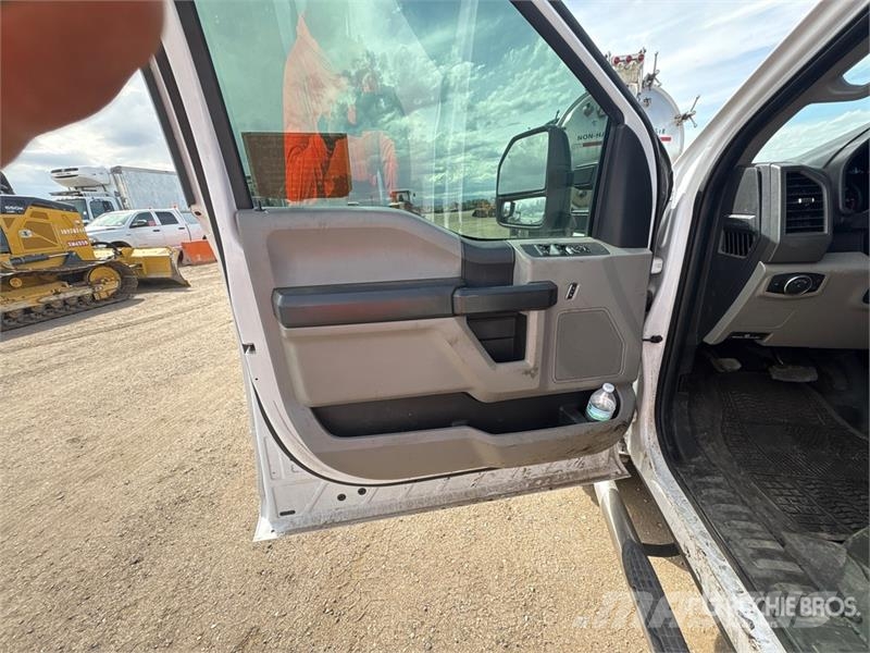 Ford F-250 XL 4x4 Crew Cab Pickup Altele