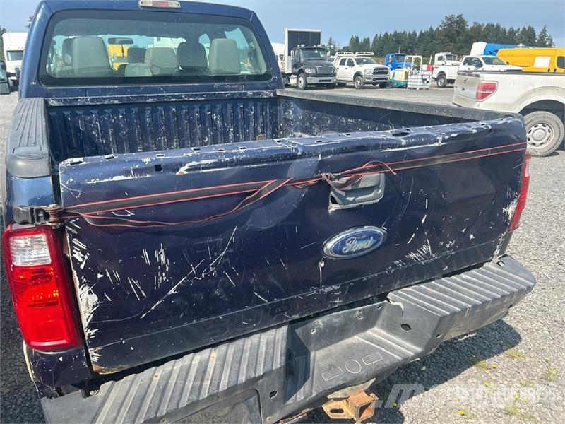 Ford F-250 XL 4x4 Crew Cab Pickup (Inoperable) Muu