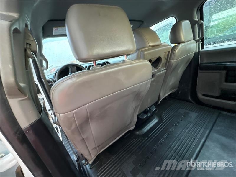 Ford F-250 XL 4x4 Crew Cab Pickup Muu