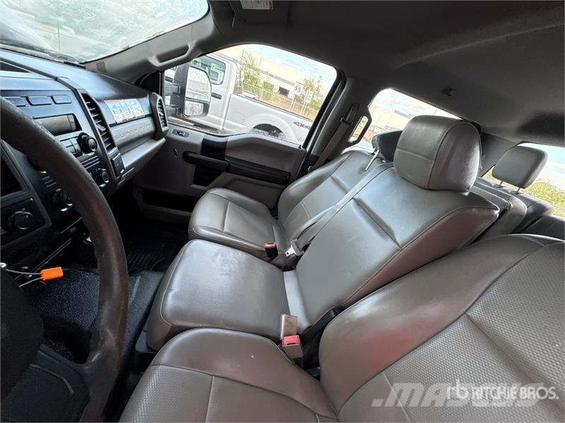 Ford F-250 XL 4x4 Crew Cab Pickup Otros