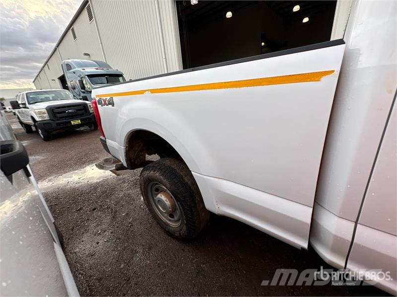 Ford F-250 XL 4x4 Crew Cab Pickup 기타