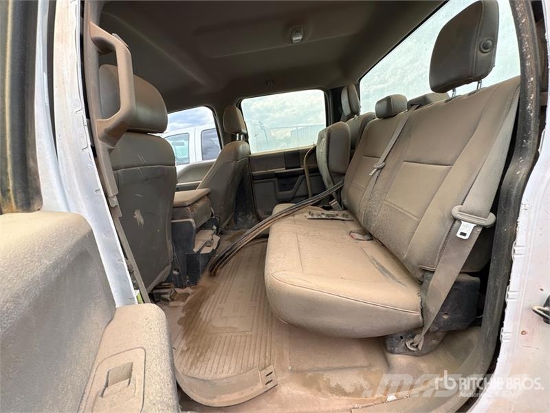 Ford F-250 XL 4x4 Crew Cab Pickup (Inoperable) Ostalo