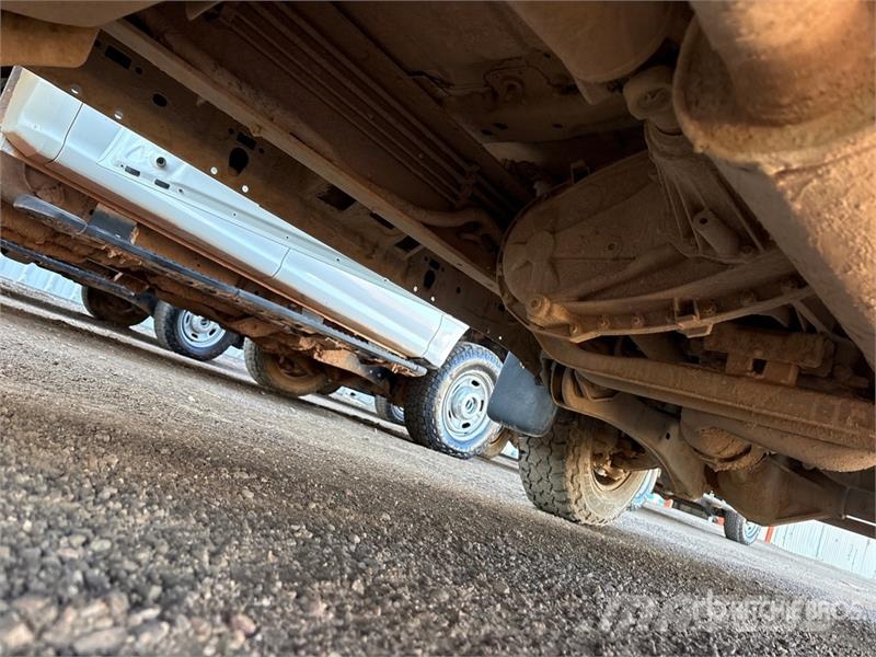 Ford F-250 XL 4x4 Crew Cab Flatbed Truck Tovornjaki s kesonom/platojem