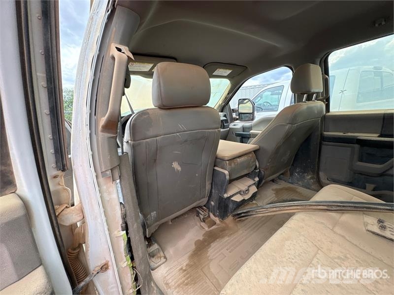 Ford F-250 XL 4x4 Crew Cab Pickup (Inoperable) Ostalo