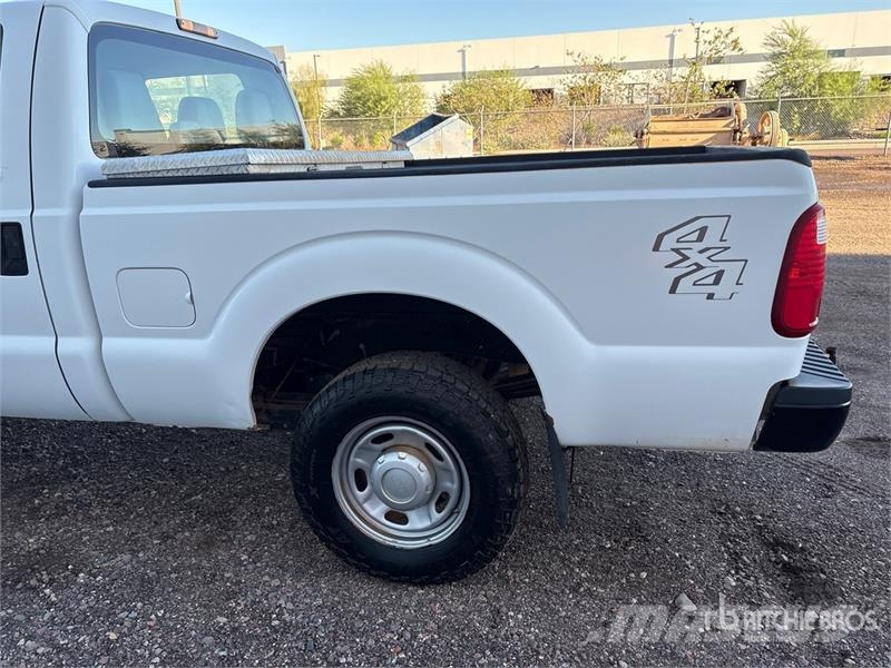 Ford F-250 XL 4x4 Crew Cab Pickup Otros