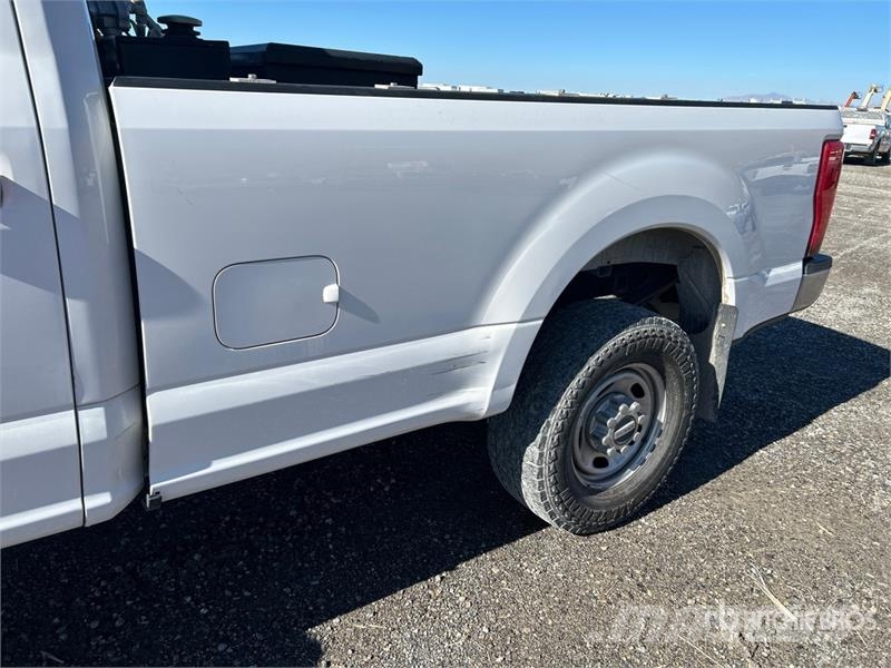 Ford F-250 XL 4x4 Crew Cab Pickup Otros
