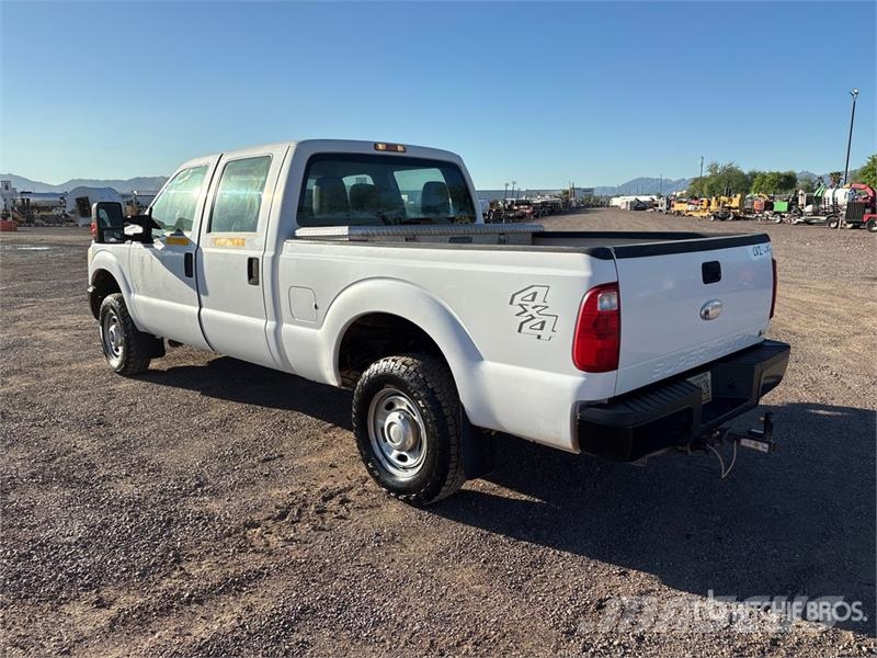 Ford F-250 XL 4x4 Crew Cab Pickup Otros