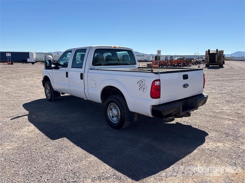 Ford F-250 XL 4x4 Crew Cab Pickup Drugi